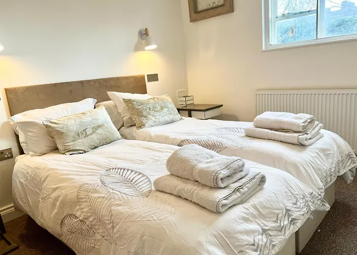 Stylish 2Br Designer Flat Holland Park