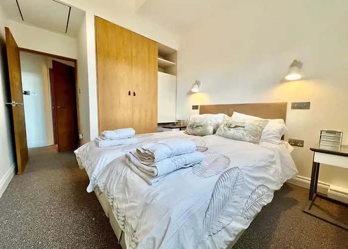 Stylish 2Br Designer Flat Holland Park